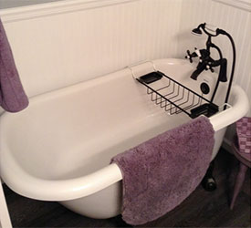 Clawfoot bathtub with caddy