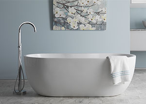 Pedestal bathtub with freestanding gooseneck faucet